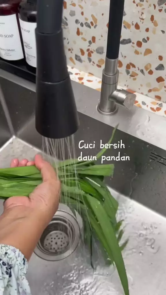 cara bikin daun pandan pengharum mobil © 2023 brilio.net