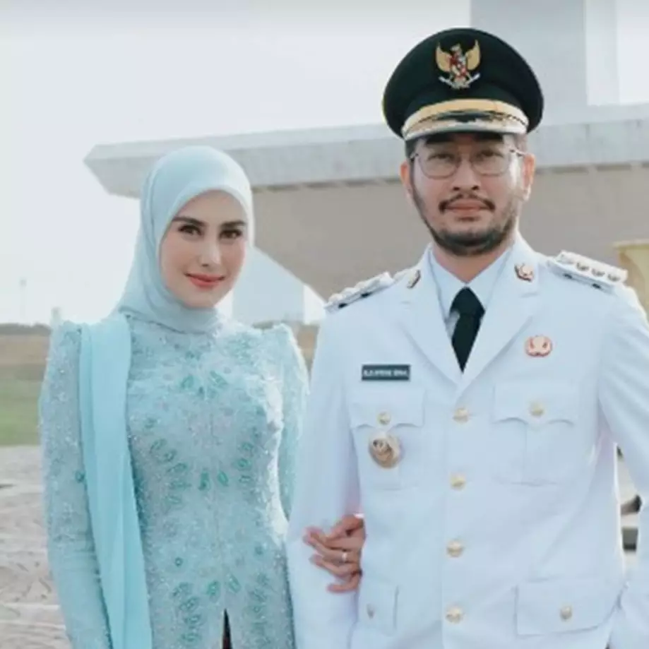 Gaya makeup 5 istri seleb saat dampingi suami pelantikan bupati dan gubernur, Syahnaz tampil flawless