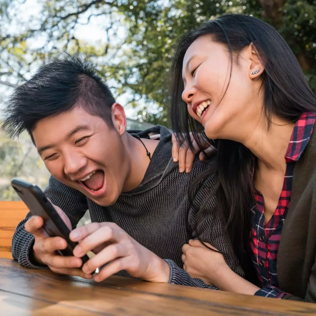 40 Pantun kocak dewasa yang nakal tapi tetap santun, cocok buat bercanda sama teman