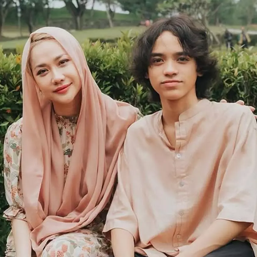 9 Potret Noah Sinclair yang kini beranjak ABG, sudah pas pakai baju mendiang Ashraf