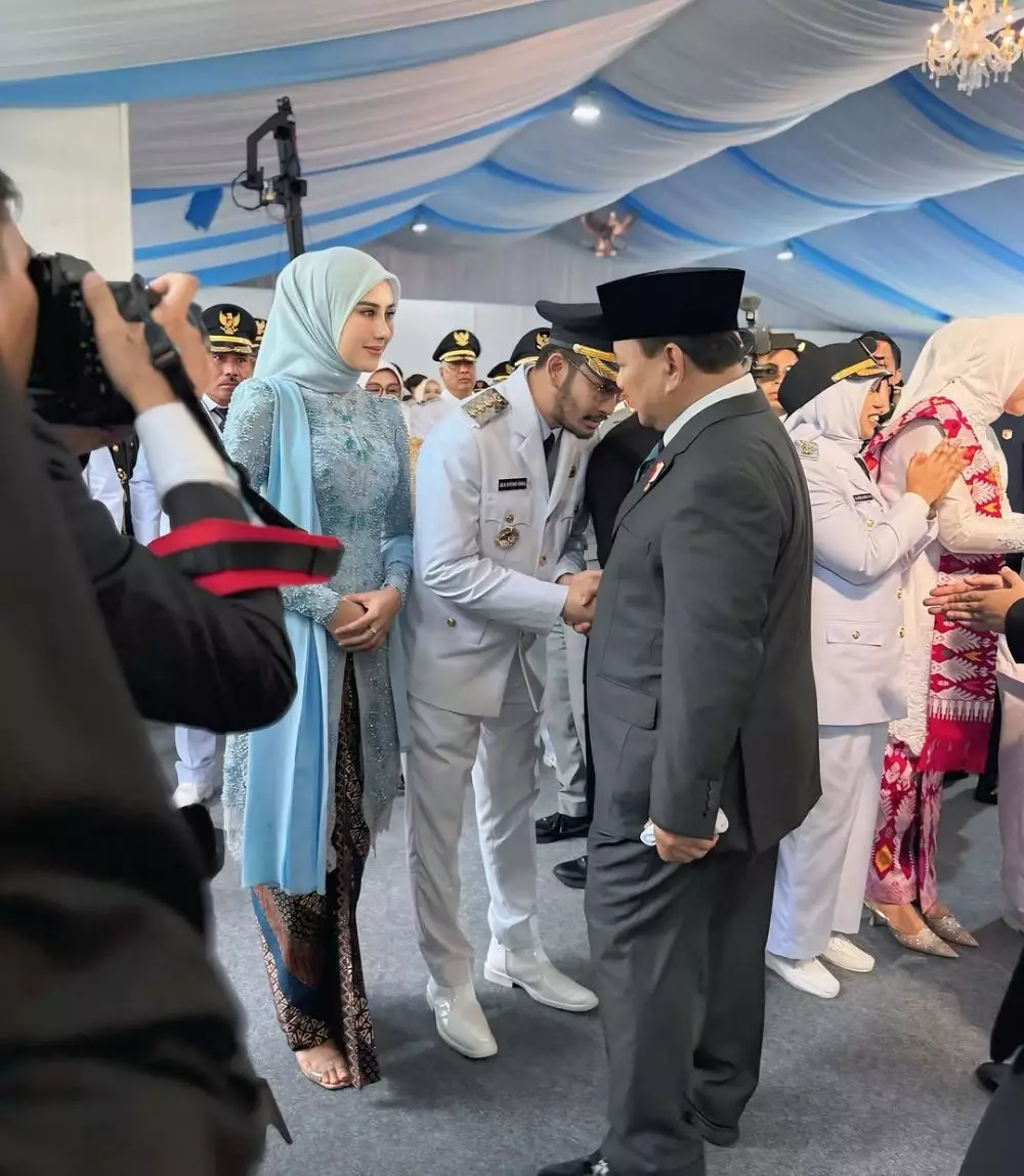 gaya syahnaz dampingi jeje pelantikan © 2025 brilio.net