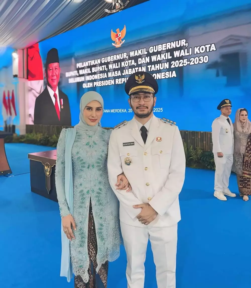 gaya syahnaz dampingi jeje pelantikan © 2025 brilio.net