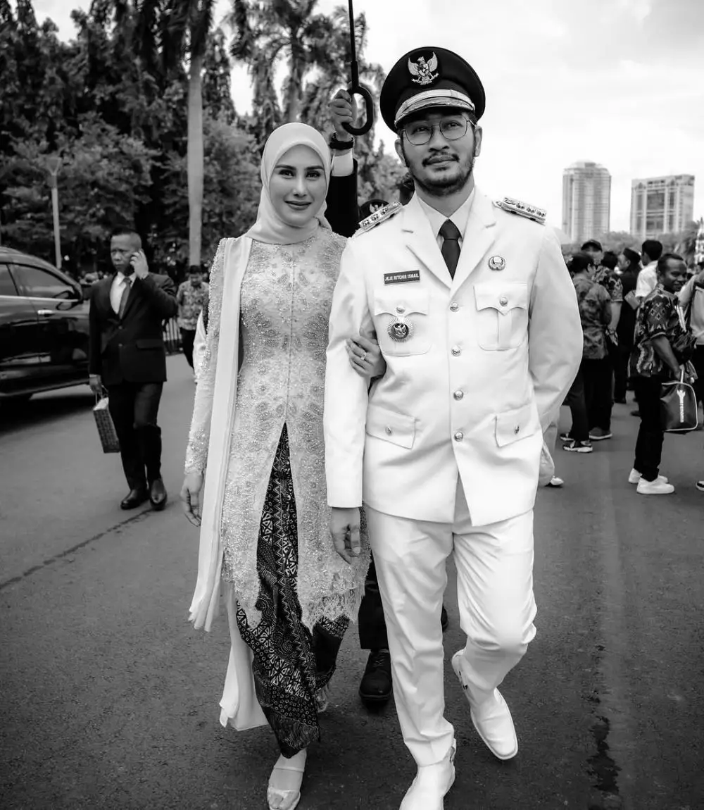 gaya syahnaz dampingi jeje pelantikan © 2025 brilio.net