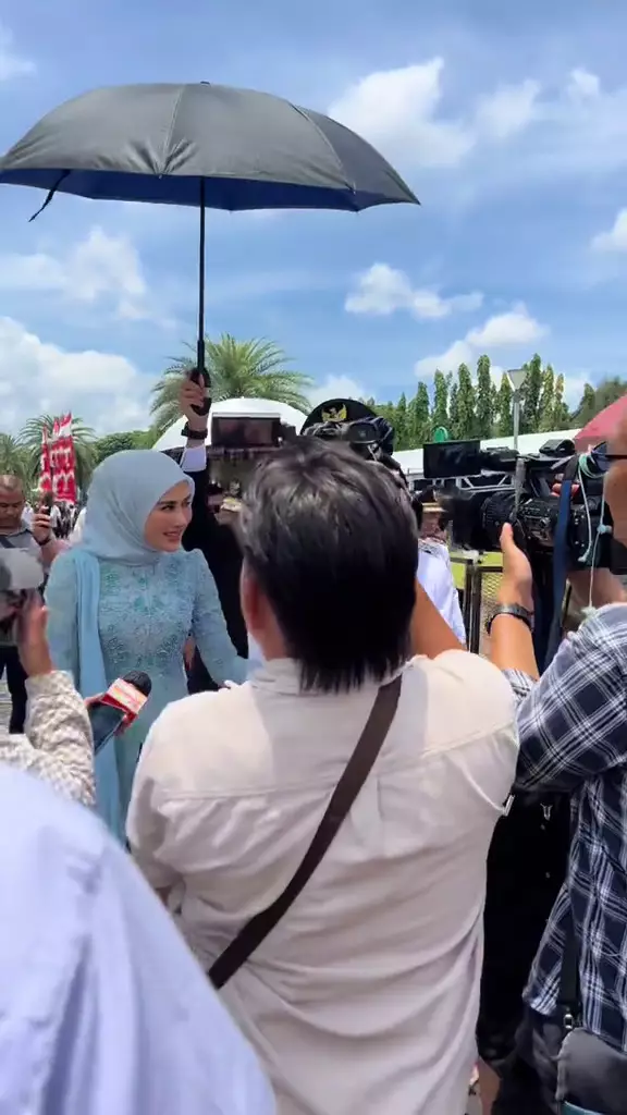 gaya syahnaz dampingi jeje pelantikan © 2025 brilio.net