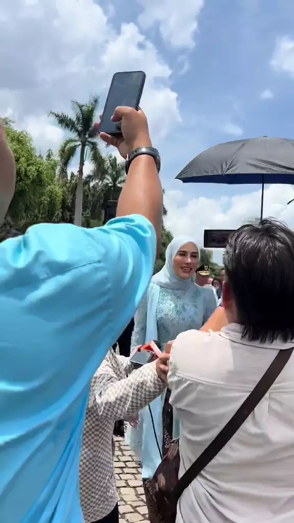 gaya syahnaz dampingi jeje pelantikan © 2025 brilio.net