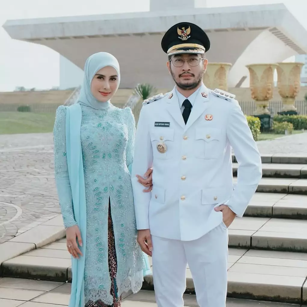 9 Potret Syahnaz Sadiqah dampingi Jeje Govinda saat pelantikan, gaya simpel pakai kebaya jadi sorotan