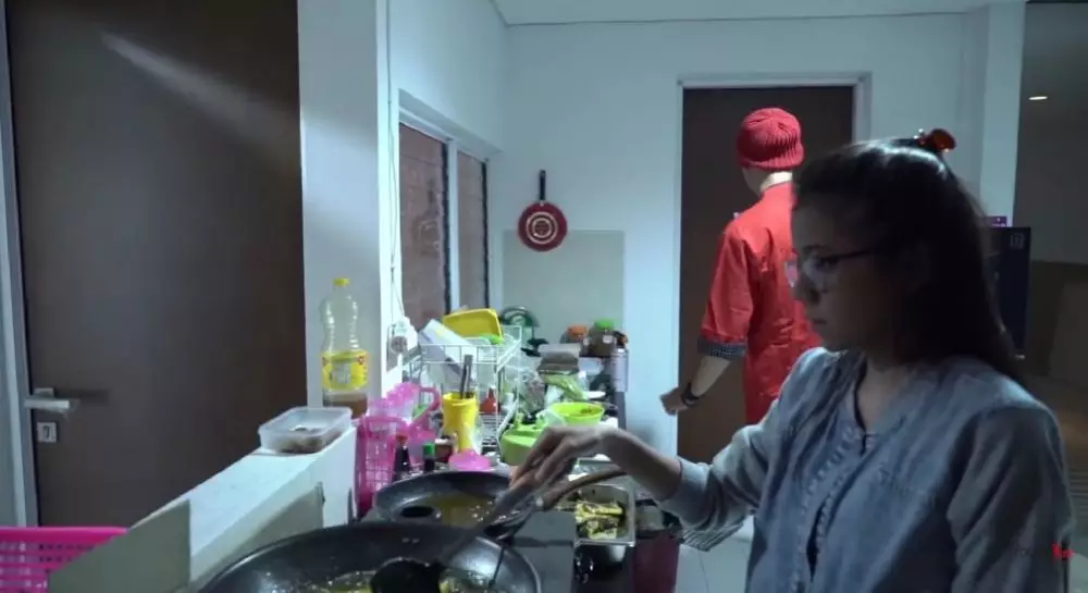 dapur Erika tanpa kitchen set © YouTube dapur Erika tanpa kitchen set © YouTube