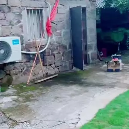 Penampakan luarnya mirip pos kamling, 8 potret ruang tamu ini bak tempat karaoke eksklusif