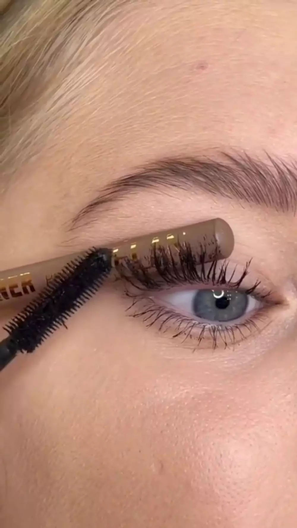 Trik pakai maskara © YouTube