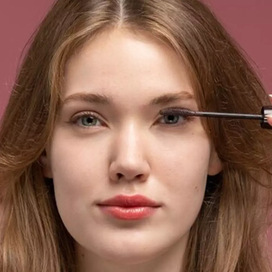 Trik pakai maskara supaya tak menggumpal dan bikin bulu mata lentik meski tanpa alat penjepit