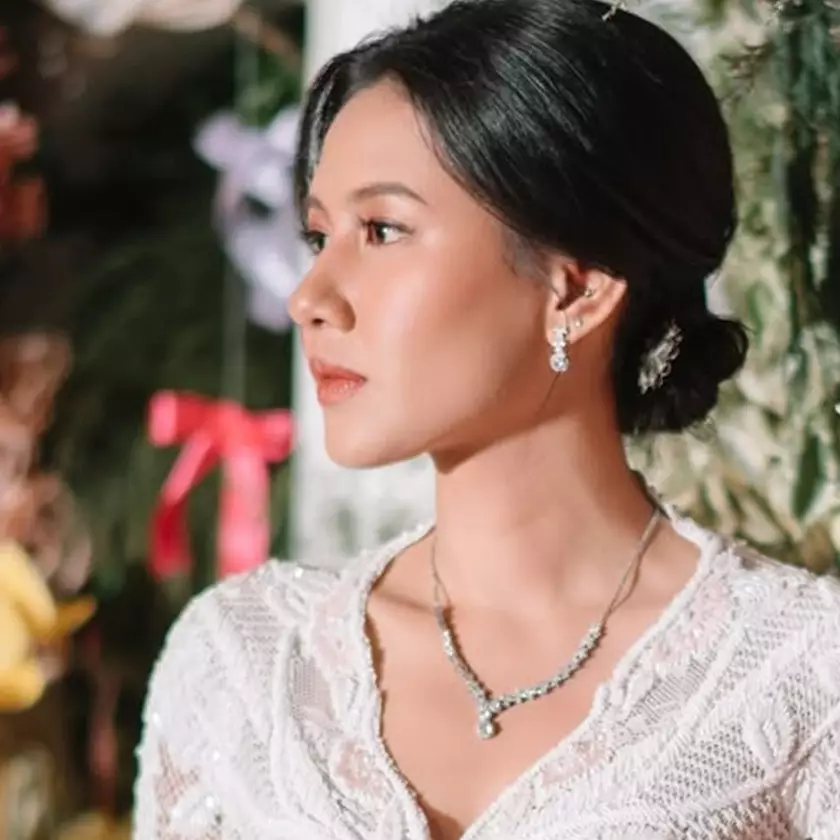  7 Potret gaya makeup Shenina Cinnamon dari lamaran hingga resepsi, fresh natural hingga soft glam