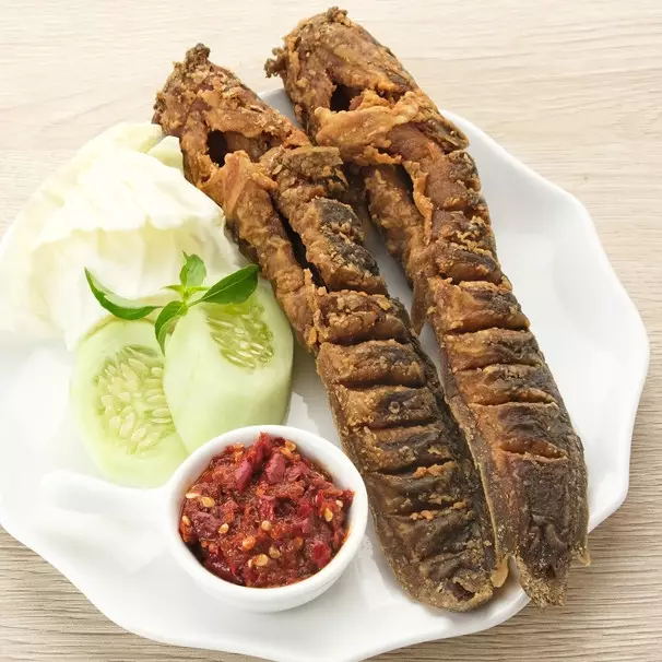 Trik menggoreng ikan lele agar lurus dan antilengket di wajan