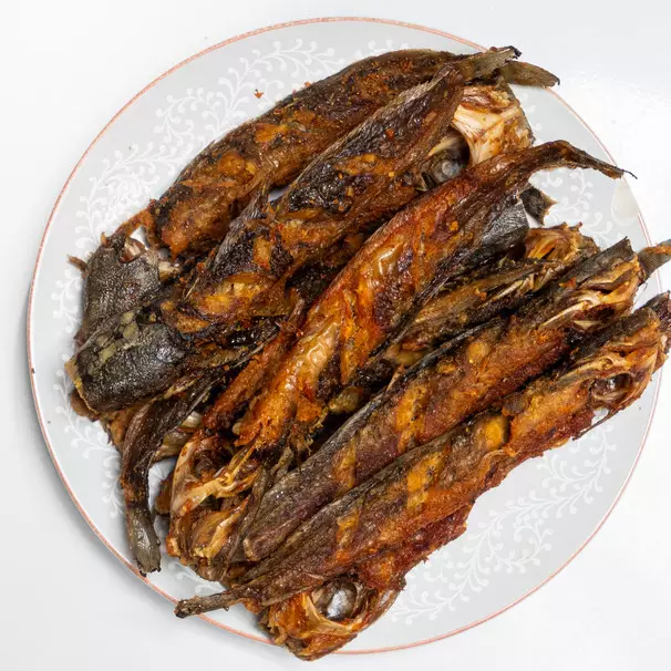 Trik menggoreng ikan lele agar minyak tak meletup tanpa harus pakai tepung