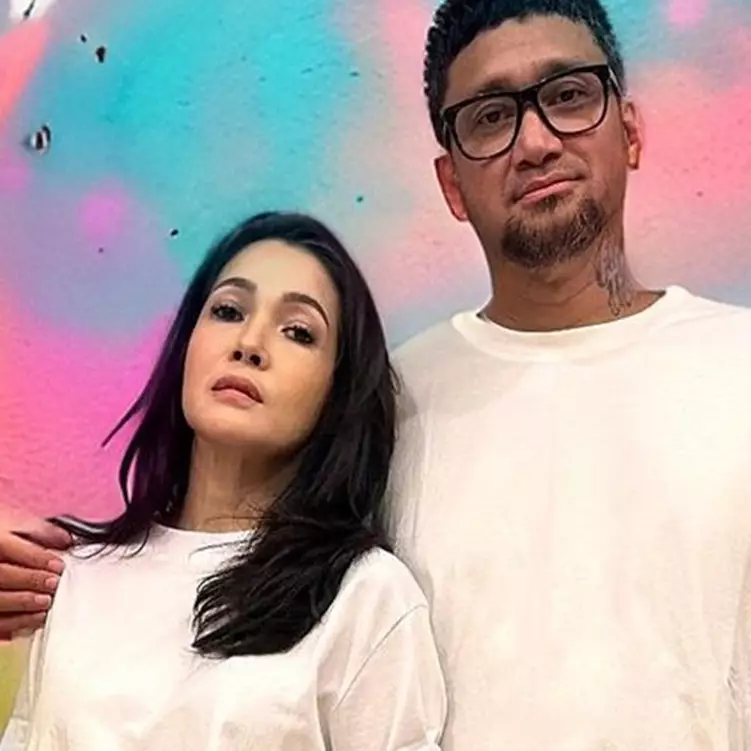 Fasad rumahnya menipu mata, begini 10 potret dapur Tora Sudiro ala open space yang tampilannya plong