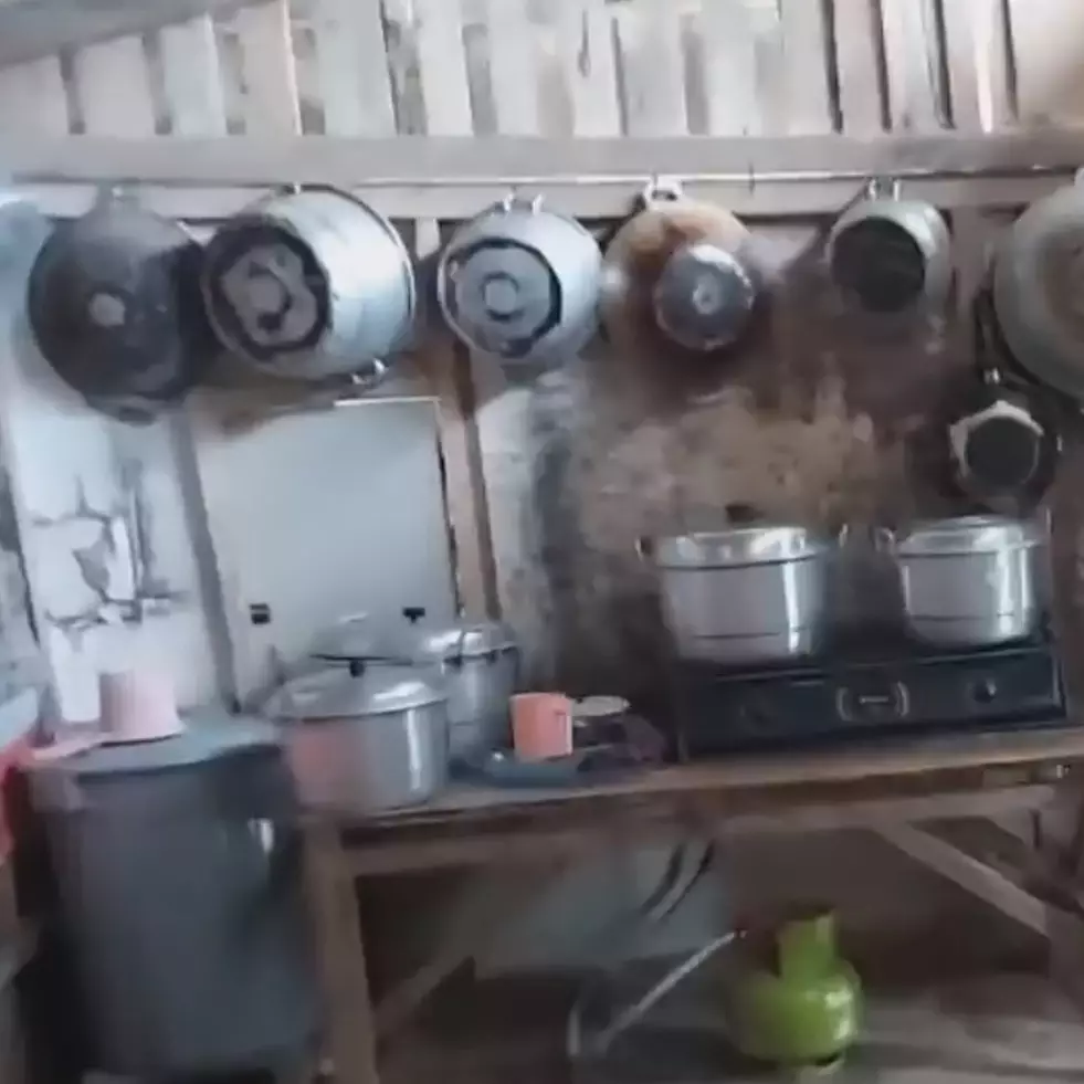 Luarnya berdinding triplek beratap seng, dalamnya ada kamar mandi mewah bikin melongo, ini 9 potretnya