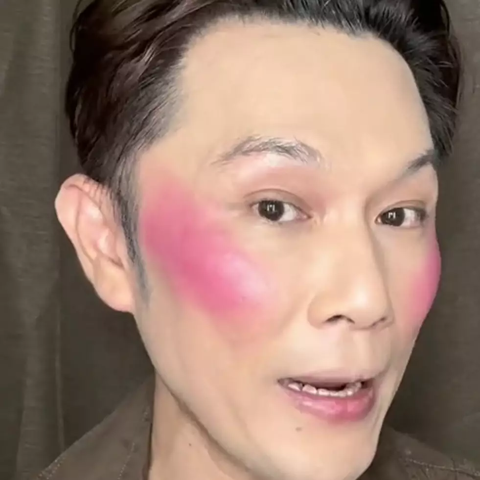 Bukan dihapus, ini trik mengatasi blush on terlalu tebal dan menor agar hasilnya lebih smooth