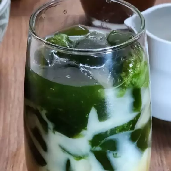 10 Resep es cincau hijau segar untuk buka puasa yang memuaskan