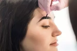 Cara bikin alis botak jadi tumbuh lebat cuma pakai 1 jenis rempah dapur, tak cuma pakai minyak kelapa