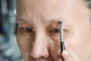 Cara bikin alis botak jadi tebal bervolume pakai 1 bubuk minuman, nggak perlu serum rambut 