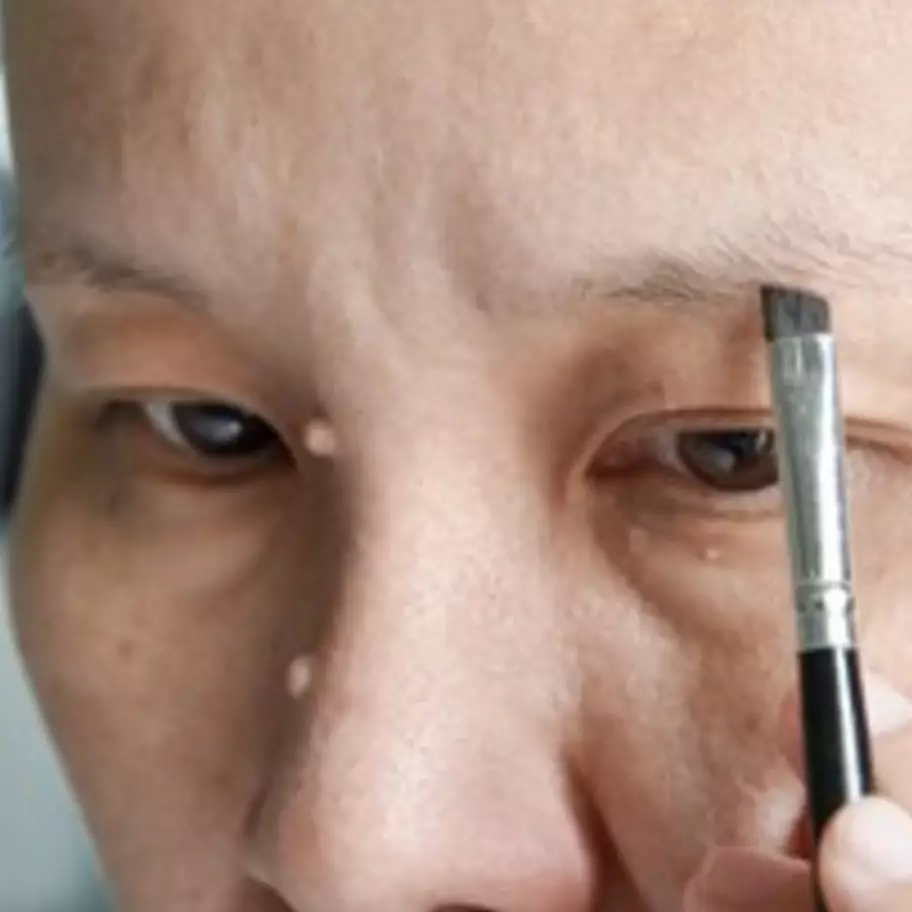 Cara bikin alis botak jadi tebal bervolume pakai 1 bubuk minuman, nggak perlu serum rambut 