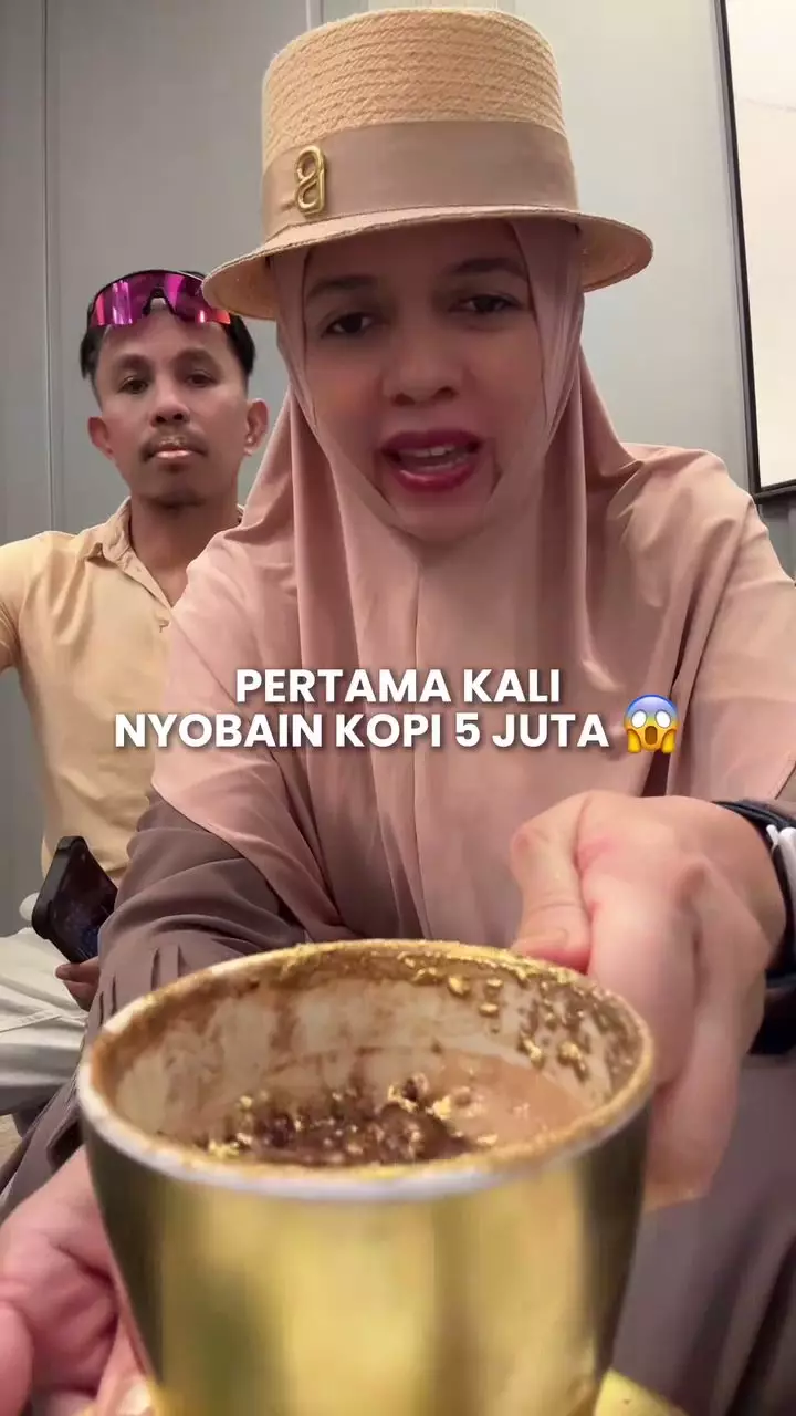 Geni Faruk pamer minum kopi bertabur emas © TikTok Geni Faruk pamer minum kopi bertabur emas © TikTok
