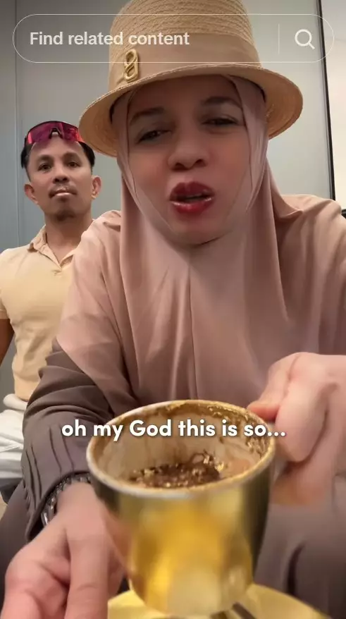 Geni Faruk pamer minum kopi bertabur emas © TikTok Geni Faruk pamer minum kopi bertabur emas © TikTok