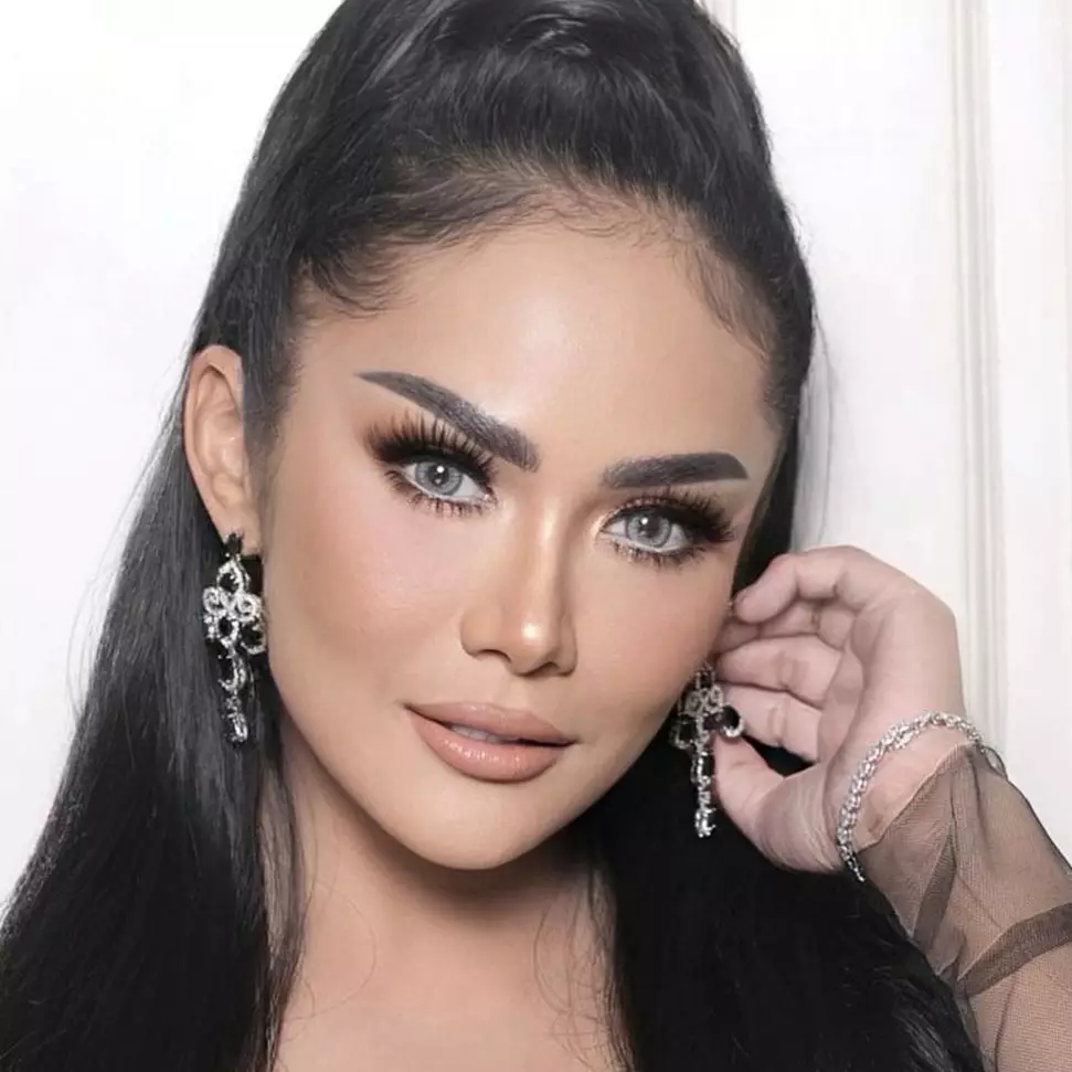 Dilengkapi meja makan minimalis, intip 9 potret dapur Krisdayanti serba biru ala American style