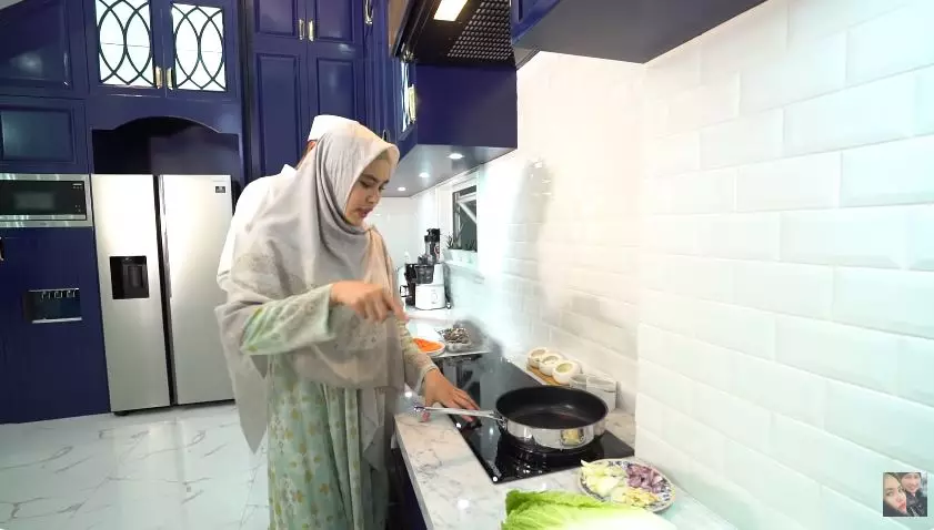 potret dapur mewah kartika putri © YouTube