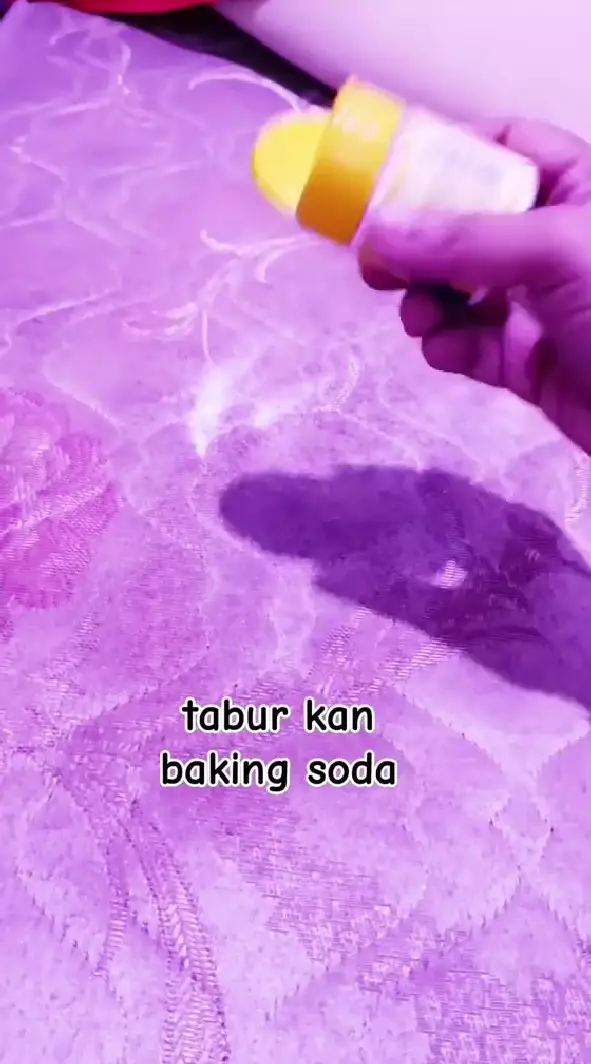 emak-emak hilangkan bau pesing di kasur © TikTok