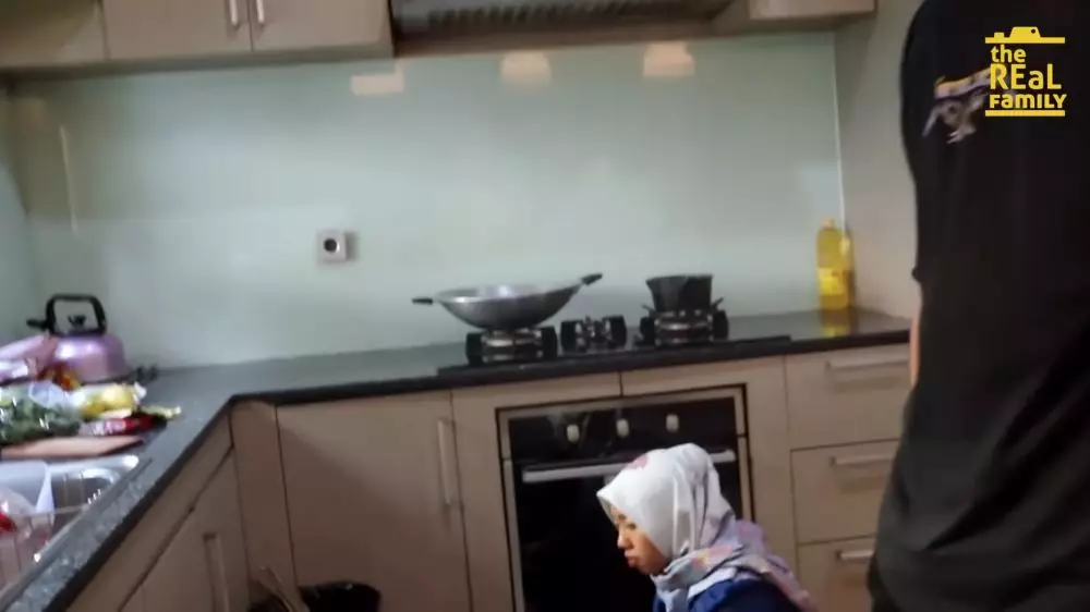 dapur rumah Rendy Kjaernett dan Lady Nayoan © 2024 brilio.net