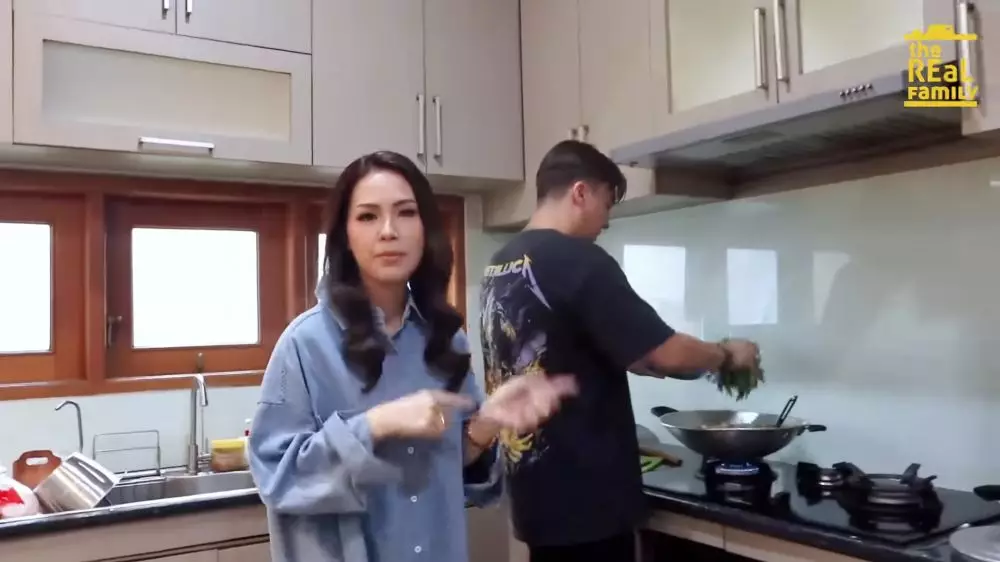 dapur rumah Rendy Kjaernett dan Lady Nayoan © 2024 brilio.net