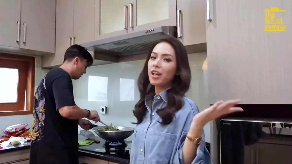 dapur rumah Rendy Kjaernett dan Lady Nayoan © 2024 brilio.net