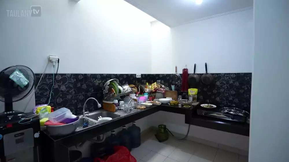 dapur kotor Kiky Saputri nyempil © YouTube