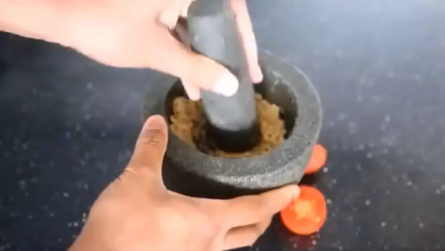 Cara bikin racun pembasmi tikus dari tomat dan kacang © YouTube Cara bikin racun pembasmi tikus dari tomat dan kacang © YouTube