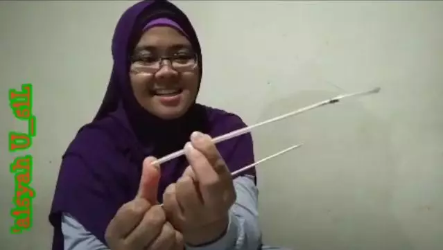cara bersihkan sedotan botol minum tanpa sikat © YouTube
