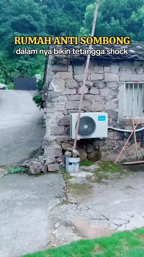 Potret ruang tamu luar bak pos kamling © 2024 TikTok