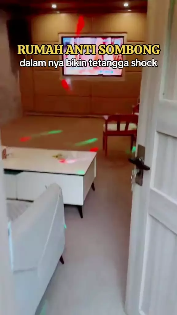 Potret ruang tamu luar bak pos kamling © 2024 TikTok