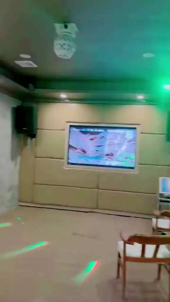 Potret ruang tamu luar bak pos kamling © 2024 TikTok