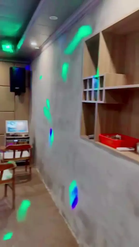 Potret ruang tamu luar bak pos kamling © 2024 TikTok