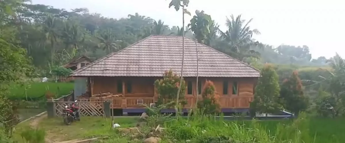 Di tengah sawah dari luar sederhana, ternyata rumah ini harganya Rp 1 M, 9 potretnya bikin mupeng