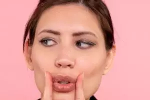 Cara cerahkan bibir gelap secara alami pakai 1 jenis bahan pemanis, auto jadi pink mirip Barbie