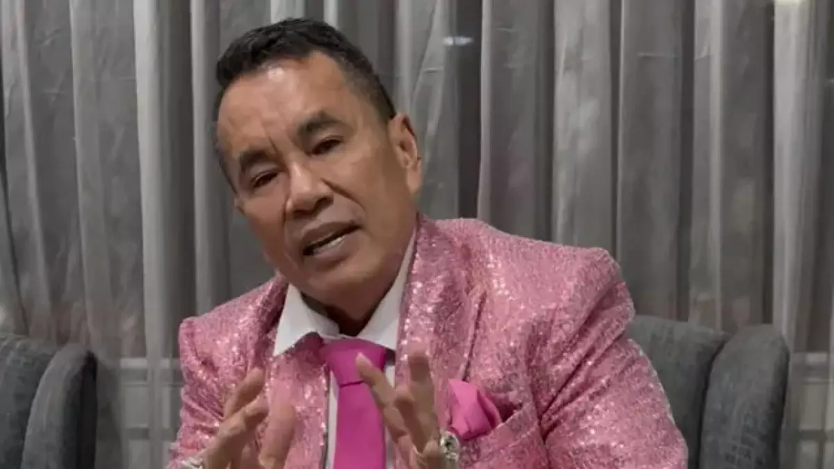 Hotman Paris berobat ke Singapura bukan karena digigit berang-berang, tapi karena ini