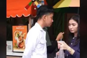 Selvi Ananda jajan cilok di kampung batik, Kades Wiwin kena sindir