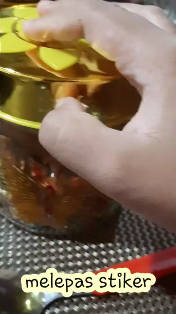 cara bersihkan stiker di toples pakai minyak jelantah © 2023 brilio.net cara bersihkan stiker di toples pakai minyak jelantah © 2023 brilio.net