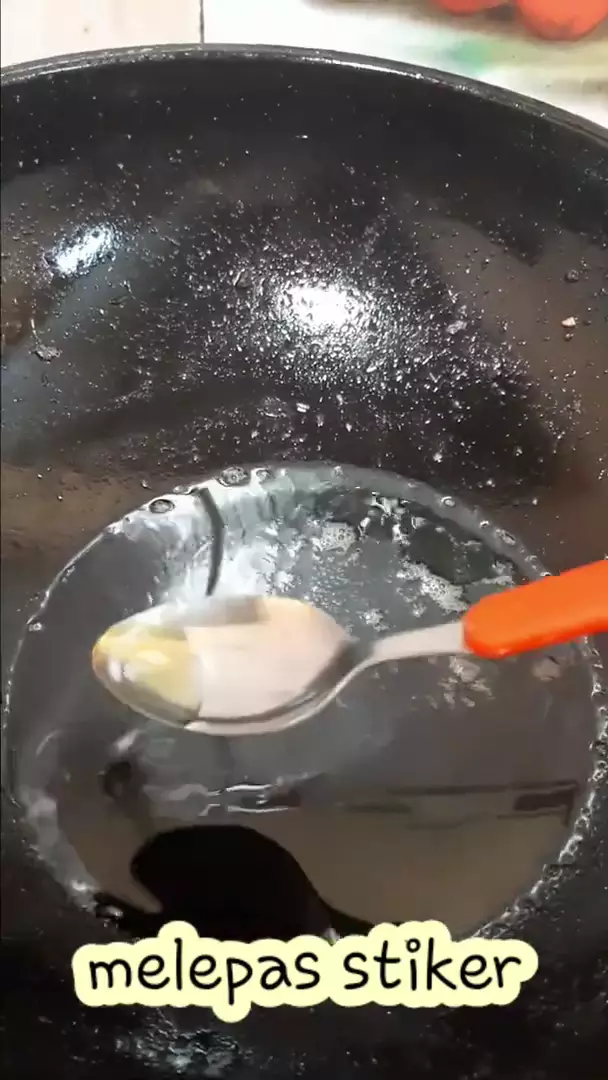 cara bersihkan stiker di toples pakai minyak jelantah © 2023 brilio.net cara bersihkan stiker di toples pakai minyak jelantah © 2023 brilio.net