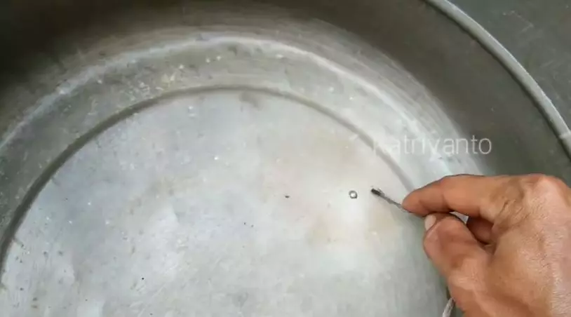 menambal panci pakai torch © 2023 brilio.net menambal panci pakai torch © 2023 brilio.net