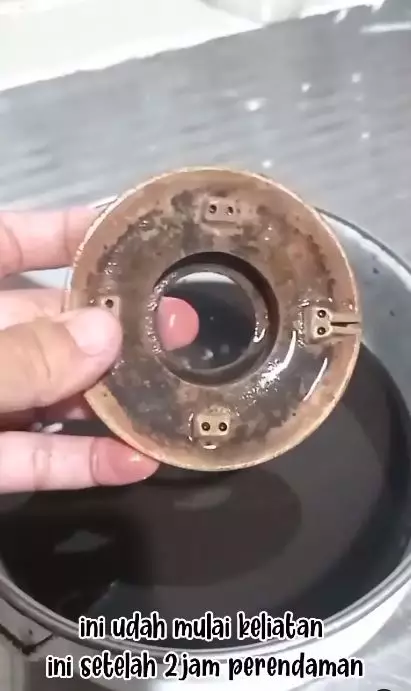 trik bersihkan burner kompor berkerak hitam © Instagram