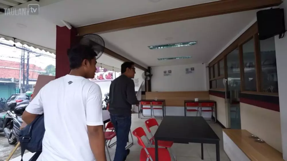 Praz Teguh buka warung makan © YouTube