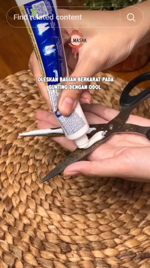 Trik agar karat gunting bersih hilang © TikTok