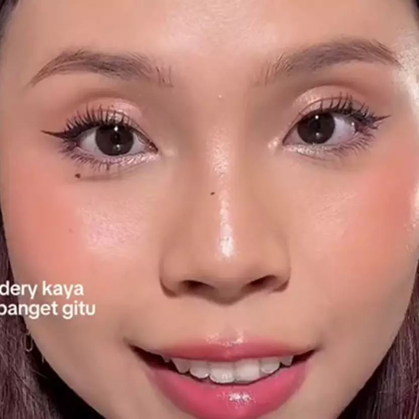 Jangan asal semprot, ini trik aplikasikan setting spray untuk kunci makeup agar tahan lama antilongsor